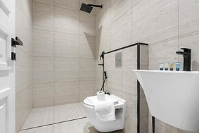 Central Stay With Parking & Stylish Design