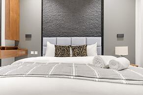 Central Stay With Parking & Stylish Design