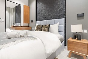 Central Stay With Parking & Stylish Design