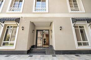 Central Stay With Parking & Stylish Design