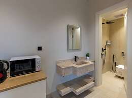 Trendy Apartment With Access to Shared Garden