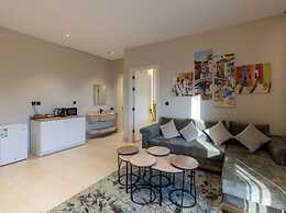 Trendy Apartment With Access to Shared Garden