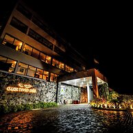 Oasis Riverside Hotel
