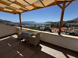 THE PENTHOUSE WİTH TERRACE