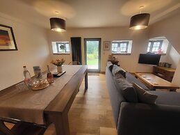 Cottage Sleeps 5 With Hot Tub and Parking