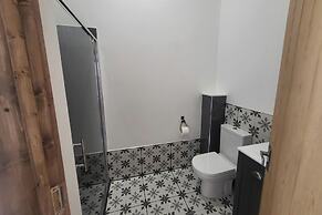 Cottage Sleeps 5 With Hot Tub and Parking
