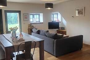 Cottage Sleeps 5 With Hot Tub and Parking
