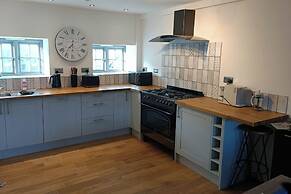 Cottage Sleeps 5 With Hot Tub and Parking