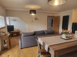 Cottage Sleeps 5 With Hot Tub and Parking