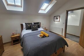 Cottage Sleeps 5 With Hot Tub and Parking