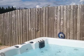 Cottage Sleeps 5 With Hot Tub and Parking