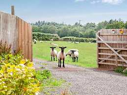 Cottage Sleeps 5 With Hot Tub and Parking