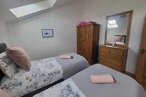 Cottage Sleeps 5 With Hot Tub and Parking