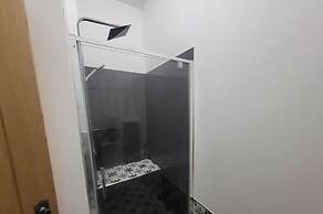 Cottage Sleeps 5 With Hot Tub and Parking