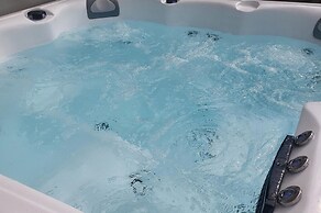 Cottage Sleeps 5 With Hot Tub and Parking