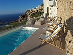 ANDELIAS SIGNATURE SUITES