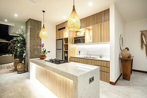 Coastal Elegance: 4BR Villa, 400m to Finns,