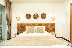 Coastal Elegance: 4BR Villa, 400m to Finns,