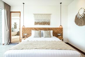 Coastal Elegance: 4BR Villa, 400m to Finns,