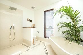 Coastal Elegance: 4BR Villa, 400m to Finns,