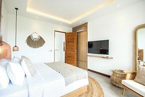 Coastal Elegance: 4BR Villa, 400m to Finns,