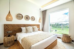 Coastal Elegance: 4BR Villa, 400m to Finns,