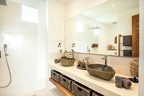 Coastal Elegance: 4BR Villa, 400m to Finns,