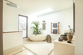 Coastal Elegance: 4BR Villa, 400m to Finns,