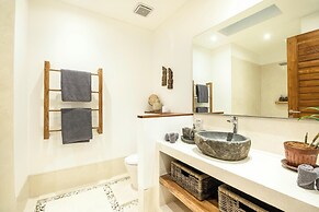 Coastal Elegance: 4BR Villa, 400m to Finns,