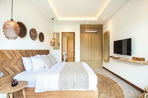 Coastal Elegance: 4BR Villa, 400m to Finns,