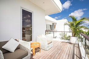 Coastal Elegance: 4BR Villa, 400m to Finns,