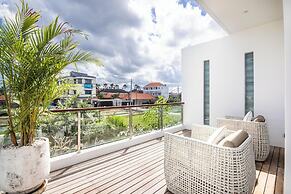 Coastal Elegance: 4BR Villa, 400m to Finns,