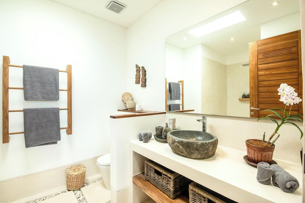 Coastal Elegance: 4BR Villa, 400m to Finns,