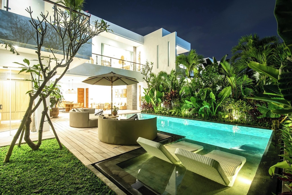 Coastal Elegance: 4BR Villa, 400m to Finns,