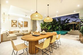 Coastal Elegance: 4BR Villa, 400m to Finns,
