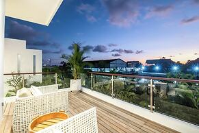 Coastal Elegance: 4BR Villa, 400m to Finns,