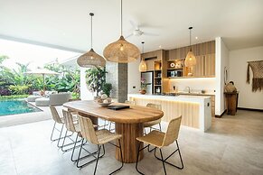 Coastal Elegance: 4BR Villa, 400m to Finns,