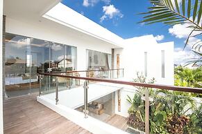 Coastal Elegance: 4BR Villa, 400m to Finns,
