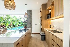 Coastal Elegance: 4BR Villa, 400m to Finns,