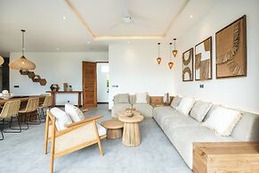 Coastal Elegance: 4BR Villa, 400m to Finns,