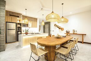 Coastal Elegance: 4BR Villa, 400m to Finns,