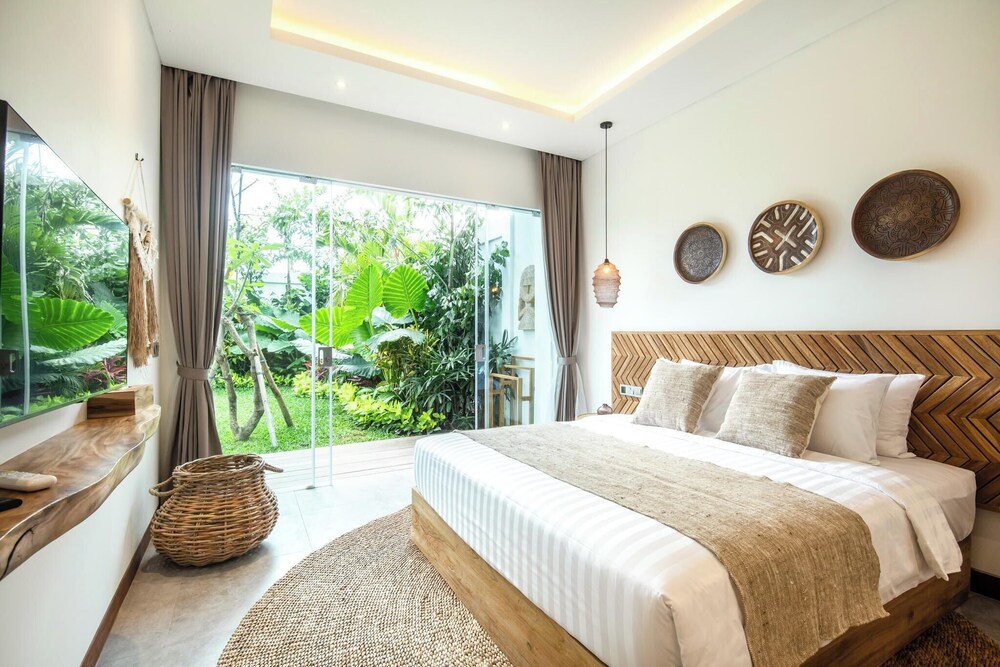 Coastal Elegance: 4BR Villa, 400m to Finns,