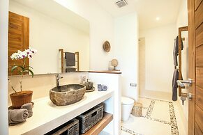 Coastal Elegance: 4BR Villa, 400m to Finns,