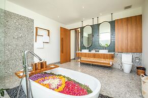 Luxe 5BR Villa, 200m to Brawah Beach Retreat