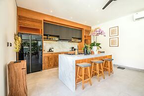 Luxe 5BR Villa, 200m to Brawah Beach Retreat