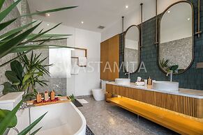 Luxe 5BR Villa, 200m to Brawah Beach Retreat