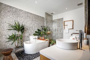 Luxe 5BR Villa, 200m to Brawah Beach Retreat