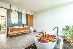 Luxe 5BR Villa, 200m to Brawah Beach Retreat