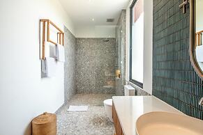 Luxe 5BR Villa, 200m to Brawah Beach Retreat