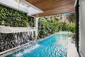 Luxe 5BR Villa, 200m to Brawah Beach Retreat